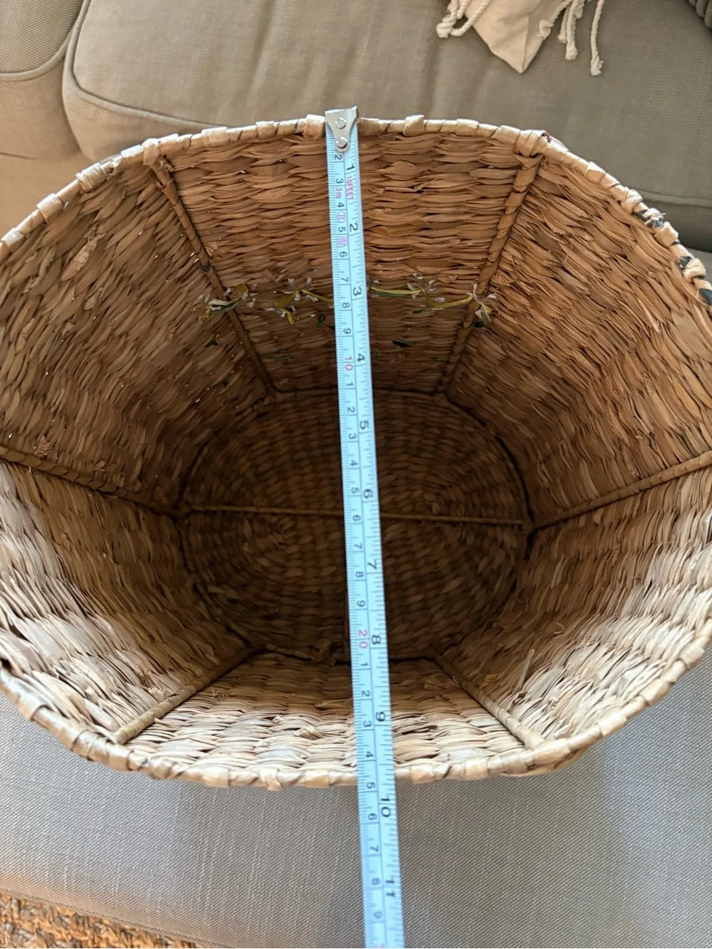 ADORABLE vintage natural woven seagrass basket with daisy floral embellishment
